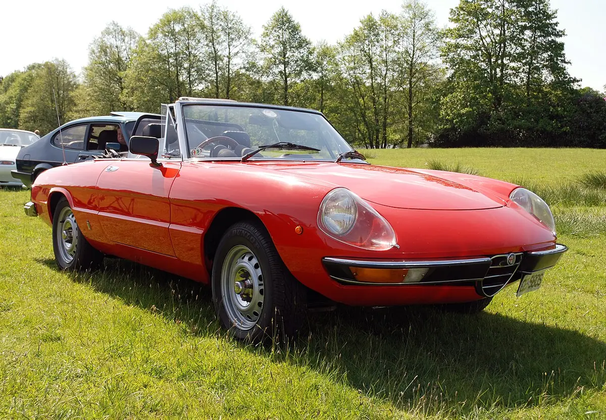 Alfa Romeo Spider exterior (photo from Wikimedia Commons)