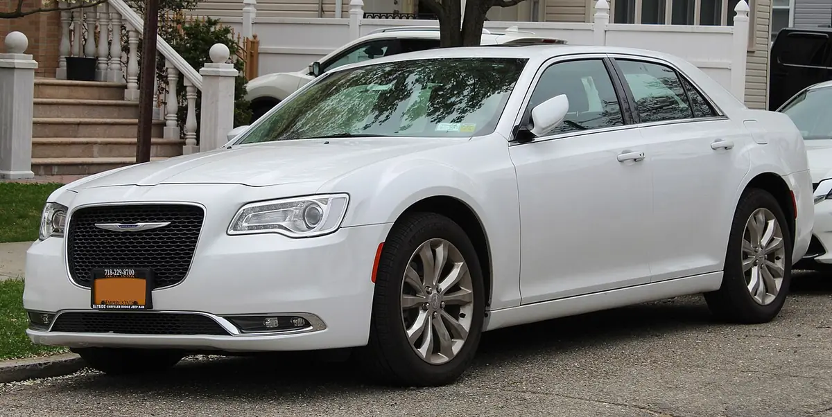 Chrysler 300 exterior (photo from Wikimedia Commons)