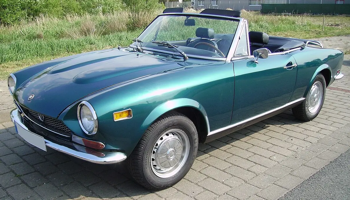 Fiat 124 Spider exterior (photo from Wikimedia Commons)