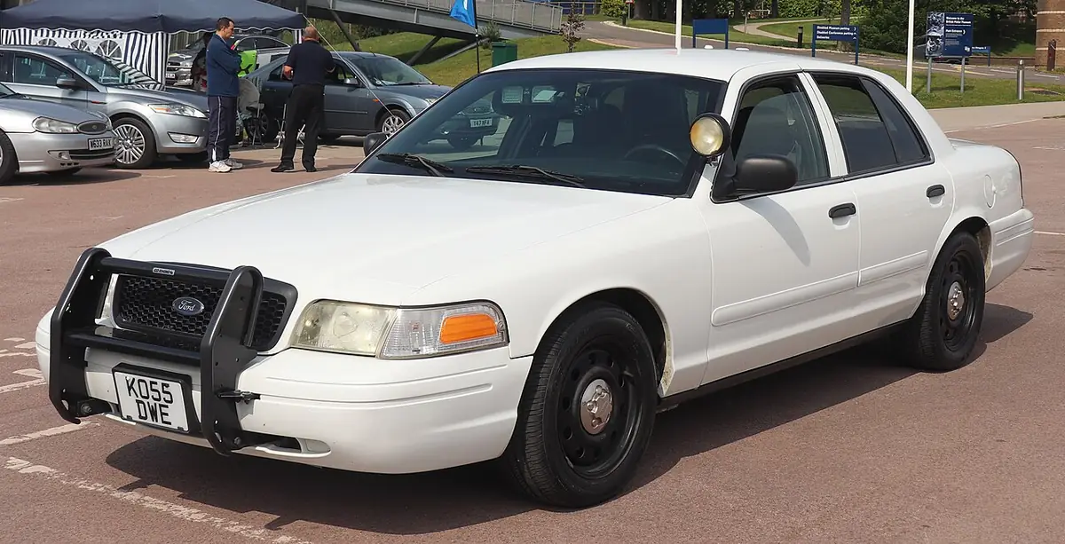 Ford Crown Victoria exterior (photo from Wikimedia Commons)