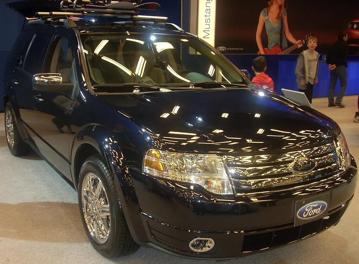 Ford Taurus X exterior (photo from Wikimedia Commons)