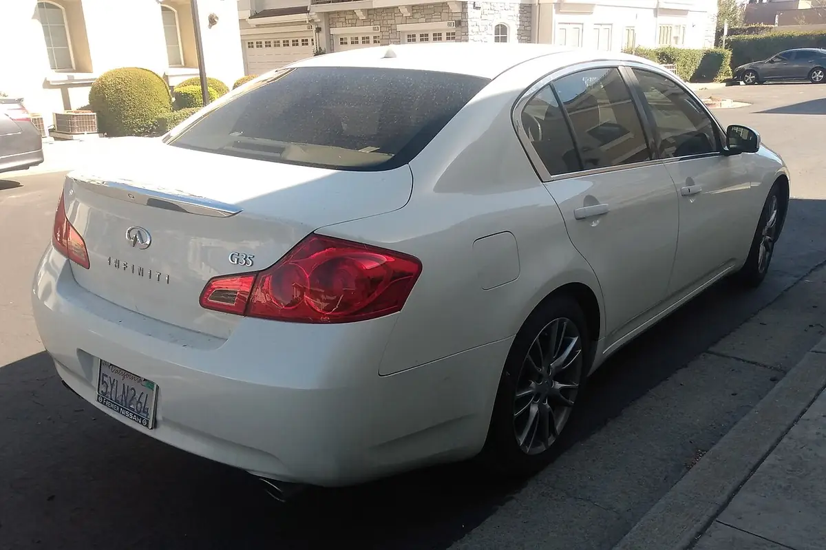 Infiniti G35 exterior (photo from Wikimedia Commons)