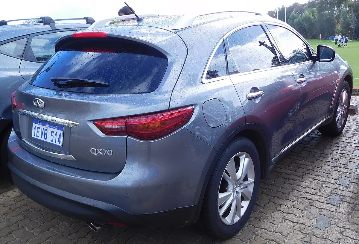 Infiniti QX70 exterior (photo from Wikimedia Commons)