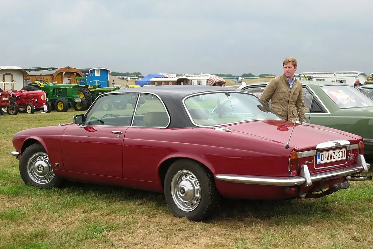Jaguar XJ exterior (photo from Wikimedia Commons)