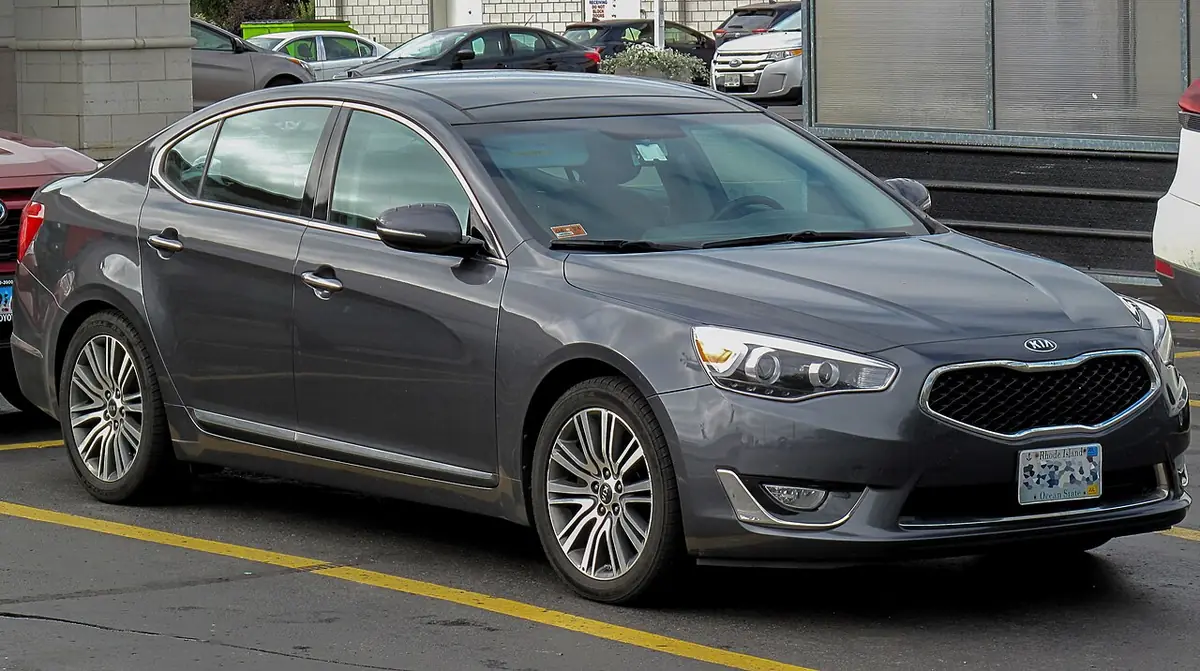 Kia Cadenza exterior (photo from Wikimedia Commons)