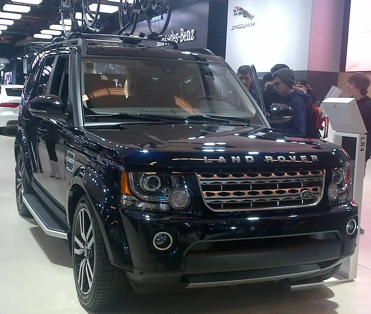 Land Rover LR4 exterior (photo from Wikimedia Commons)