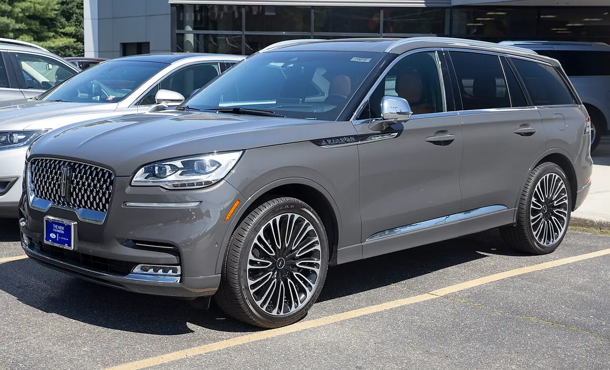 Lincoln Aviator exterior (photo from Wikimedia Commons)