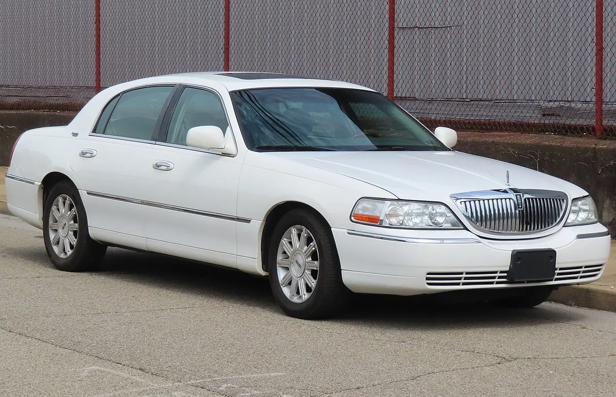 Lincoln Town Car exterior (photo from Wikimedia Commons)
