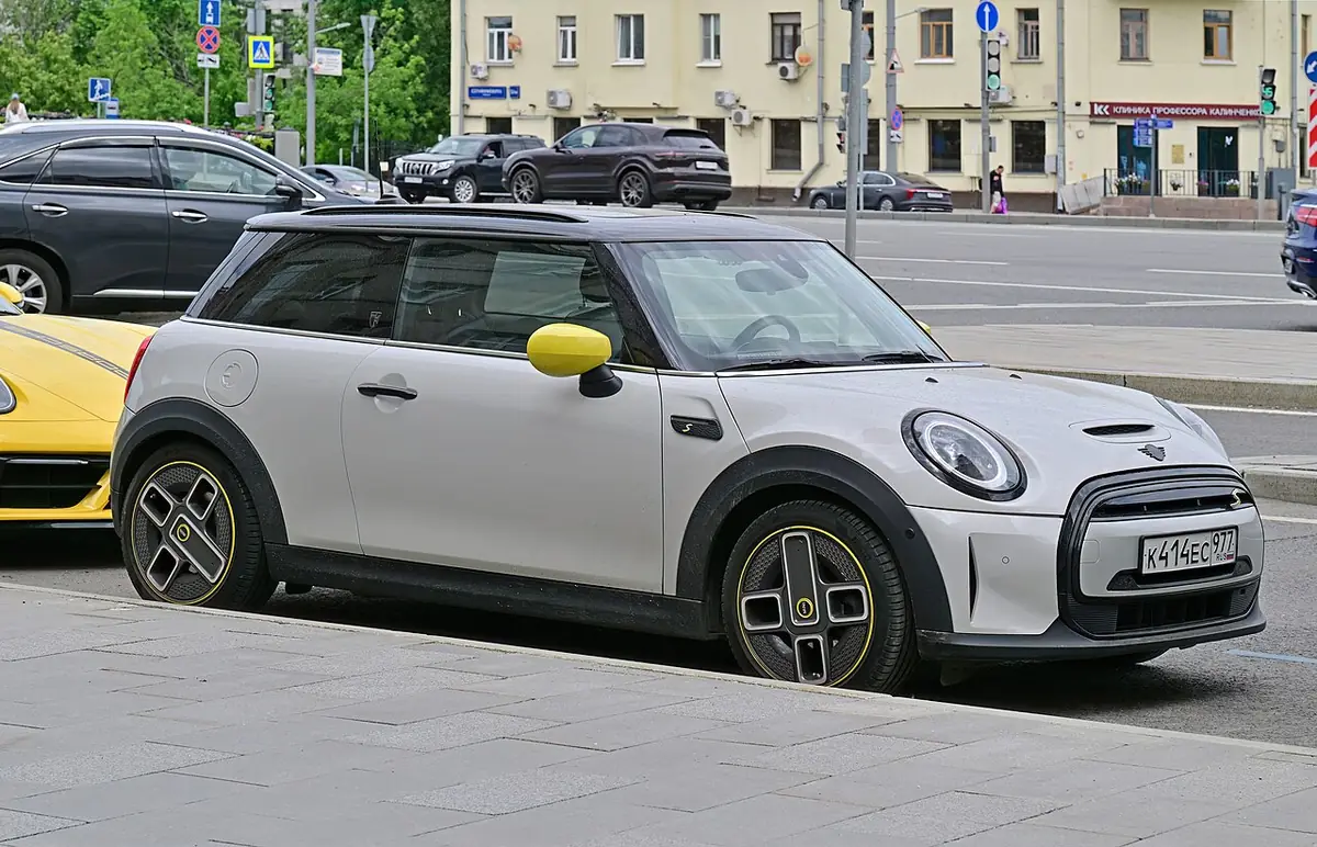 MINI Cooper (photo from Wikimedia Commons)