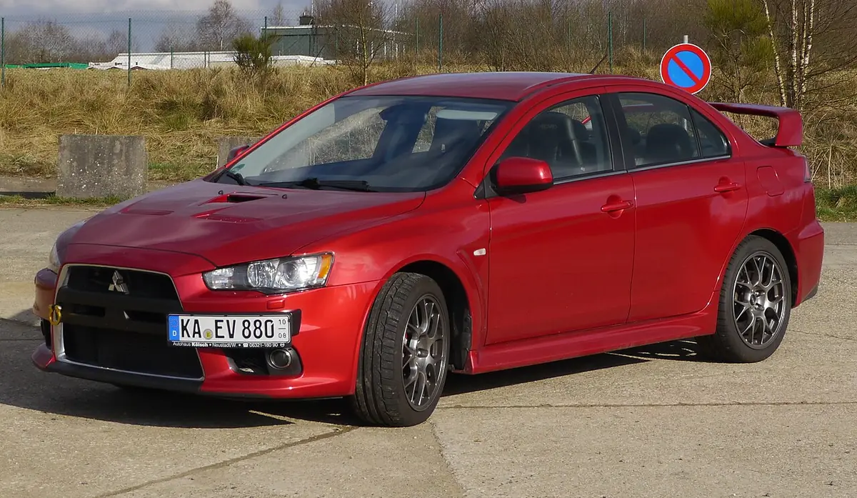Mitsubishi Lancer Evolution exterior (photo from Wikimedia Commons)