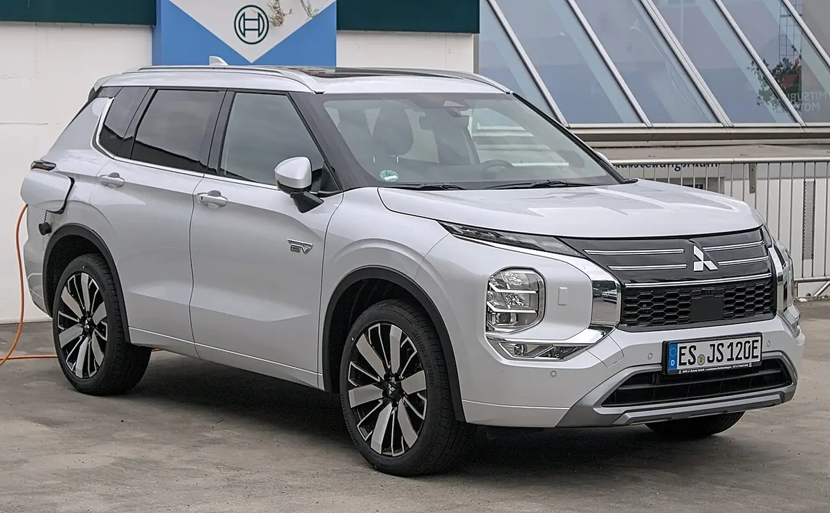 Mitsubishi Outlander exterior (photo from Wikimedia Commons)