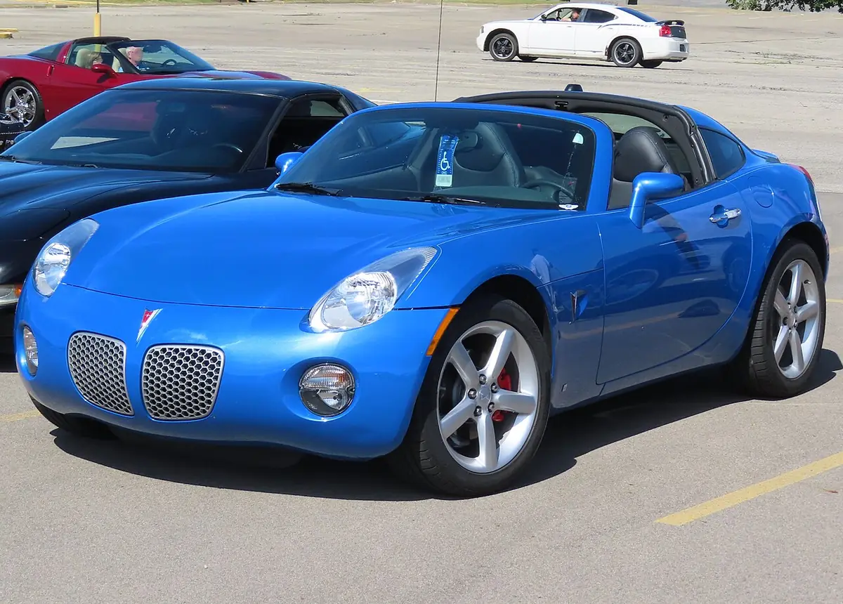 Pontiac Solstice exterior (photo from Wikimedia Commons)
