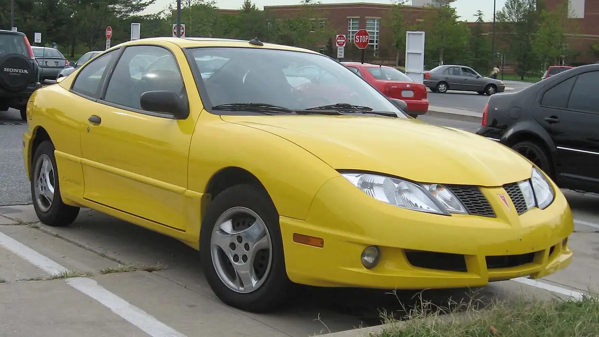 Pontiac Sunfire exterior (photo from Wikimedia Commons)