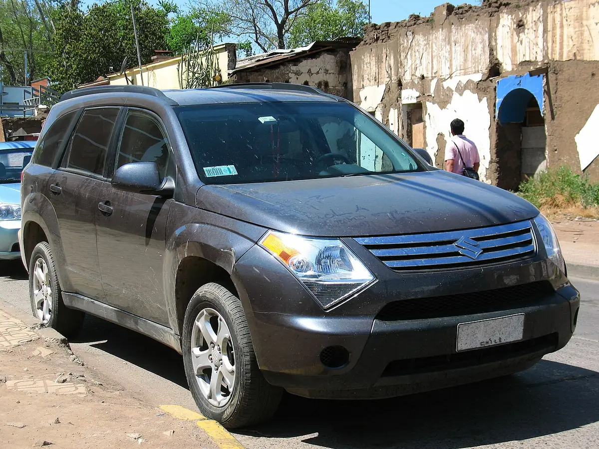 Suzuki XL7 exterior (photo from Wikimedia Commons)