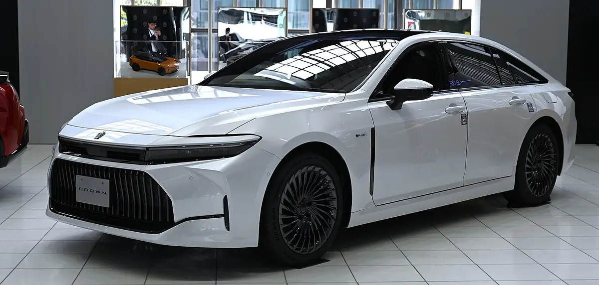 Toyota Crown Signia exterior (photo from Wikimedia Commons)